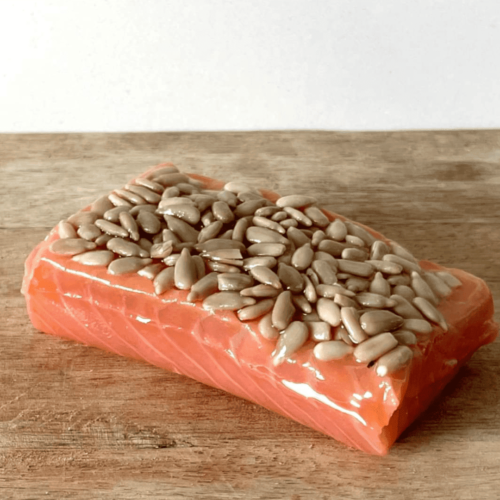 sugerencia presentación salmon ahumado con semillas y cítricos