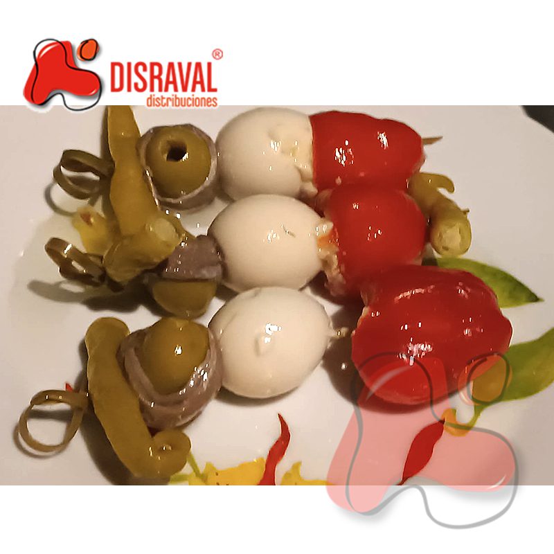 Gilda huevo de codorniz, pimiento cherry, queso, piparra y manzanilla - Imagen 2